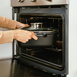 Čtvercový pekáč NAVA Funtzio24x24 cm s víkem